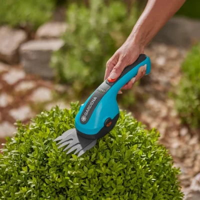 Gardena Battery Grass and Shrub Shears ClassicCut Li in use